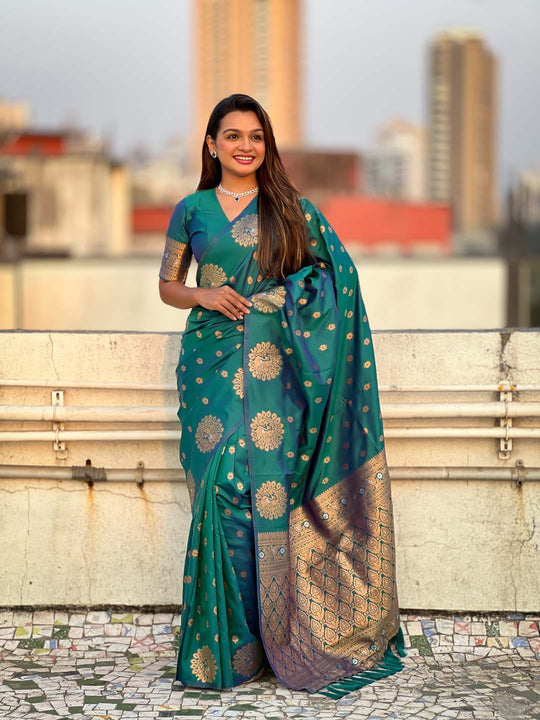 Green Soft silk Saree With Blouse Piece Green Soft silk Saree With Blouse Piece