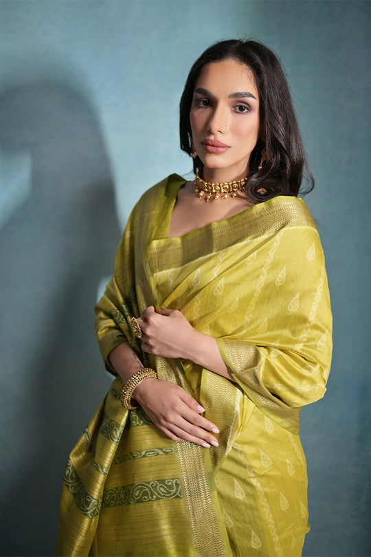 Green Silk Blend Saree With Blouse Piece Green Silk Blend Saree With Blouse Piece