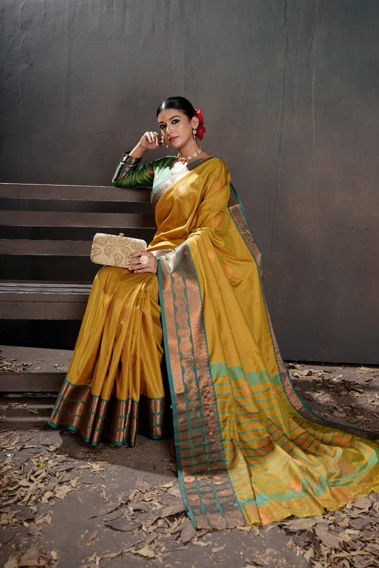 Soft Silk Chitt Palu With Contrast Blouse Weaving Saree