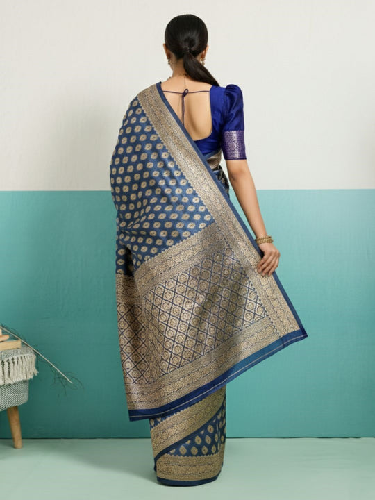 Running Contrast Blouse With Sleeve Patta Banarasi Silk Saree