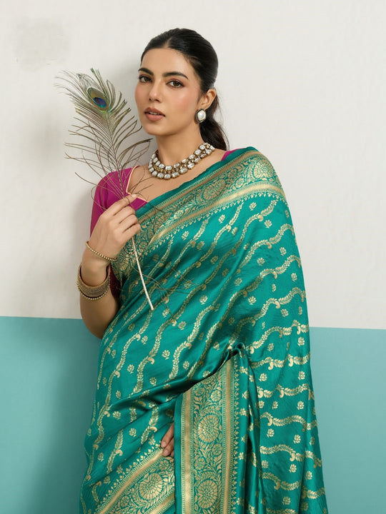 Running Contrast Blouse With Sleeve Patta Banarasi Silk Saree