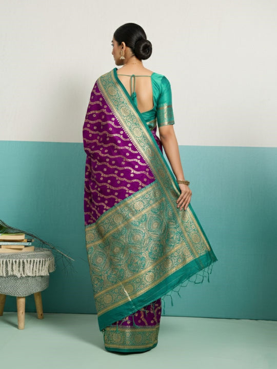 Running Contrast Blouse With Sleeve Patta Banarasi Silk Saree