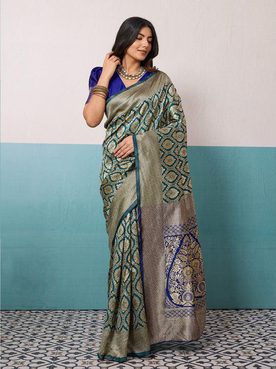 Running Contrast Blouse With Sleeve Patta Banarasi Silk Saree