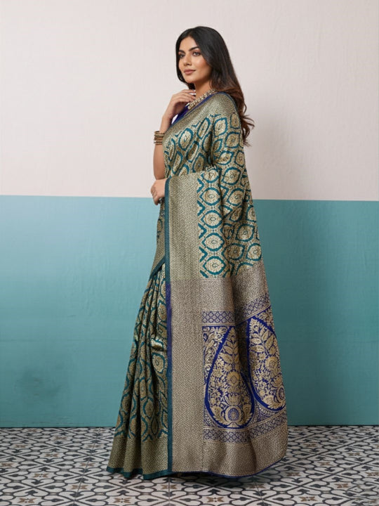 Running Contrast Blouse With Sleeve Patta Banarasi Silk Saree