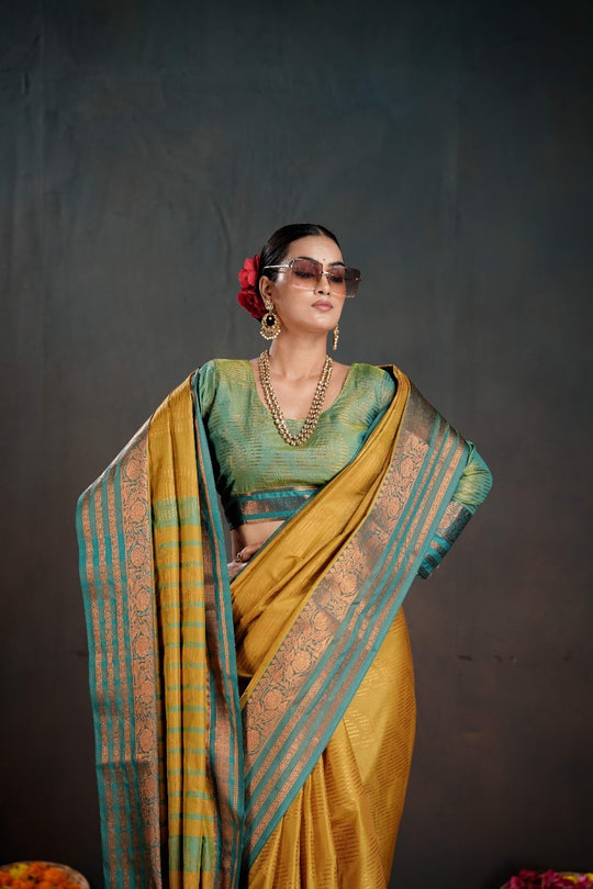 Soft Silk Chitt Palu With Contrast Blouse Weaving Saree