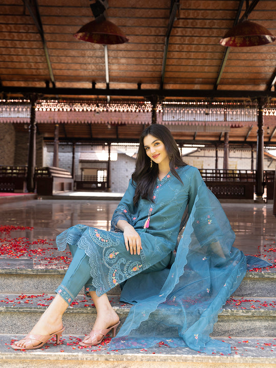 Floral Embroidered Regular Thread Work Pure Cotton Kurta with Trousers & Dupatta