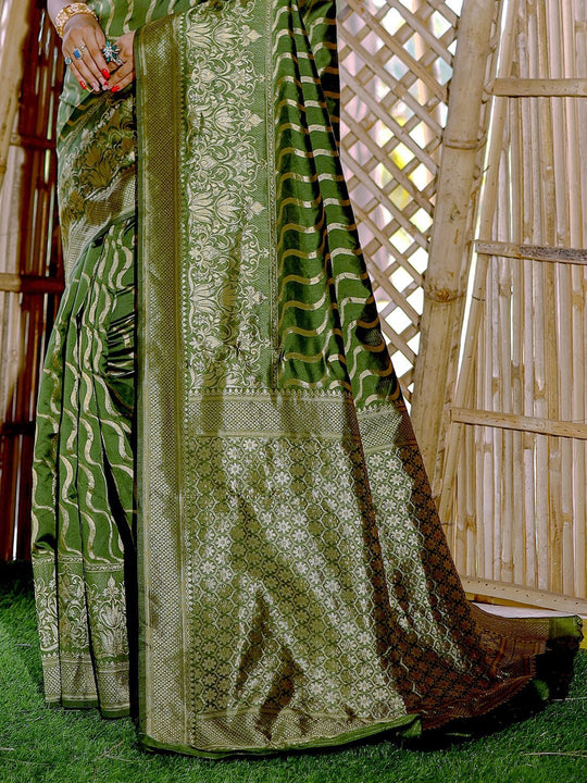 Green Banarasi Silk Saree With Blouse Piece