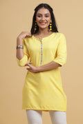 Women's Yellow & White Bandhani Printed Kurti