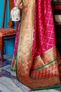 Magenta Banarasi Silk Saree With Blouse Piece