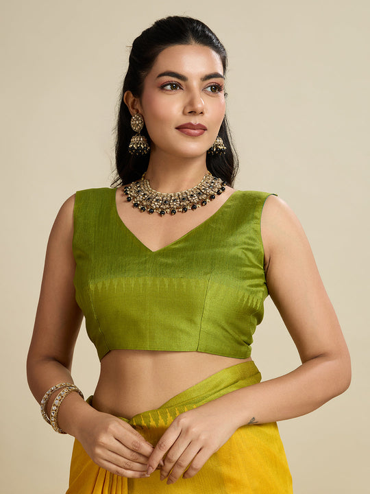 Raw Silk Saree Featuring Beautiful Solid Weaving