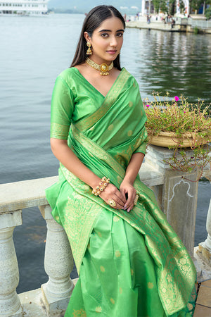 Green Silk Blend Saree With Blouse Piece