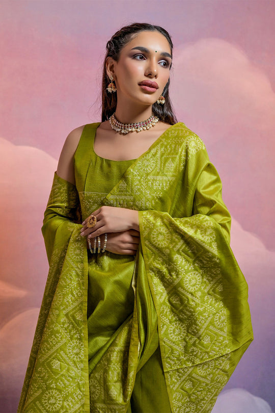 Green Silk Blend Saree With Blouse Piece