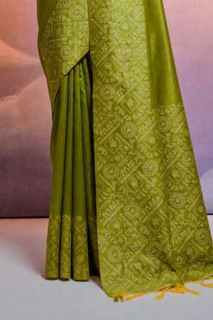 Green Silk Blend Saree With Blouse Piece