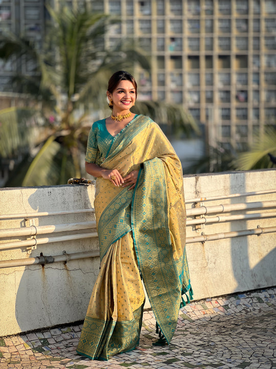 Rama Banarasi Silk Blend Saree With Blouse Piece