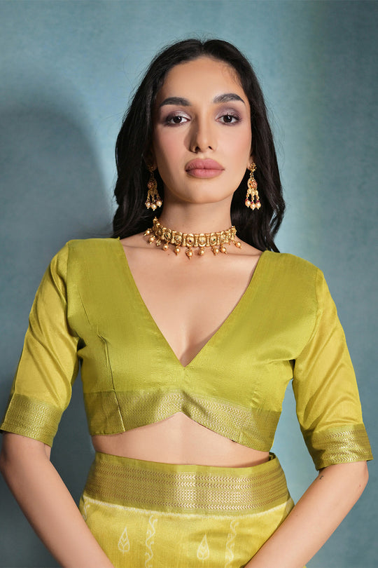 Green Silk Blend Saree With Blouse Piece