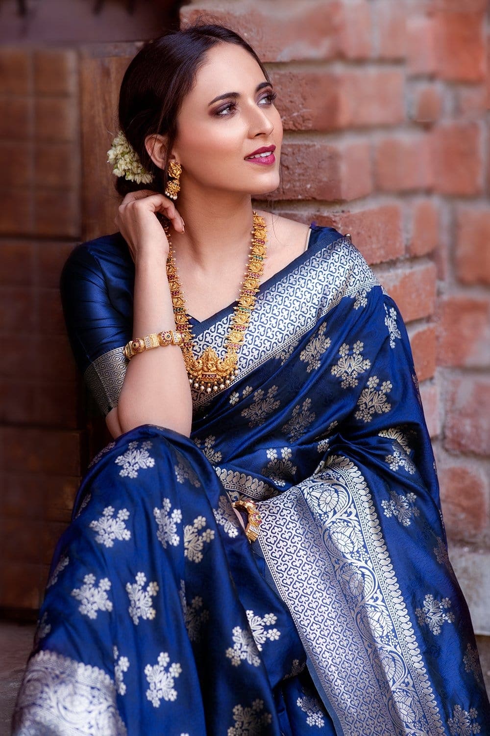 Cozy Magenta & Gold-Toned Silk Blend Woven Design Banarasi Saree– Inddus.in