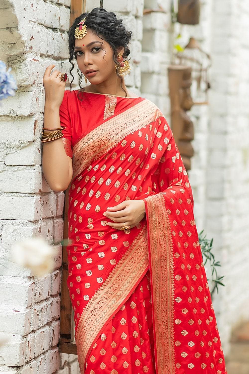 Gorgeous 👰 in chilli red kanchipuram saree in scattered buttas 💓 . .  Makeover by @ashtamudiwellness . . Visit :  𝗞𝗮𝗻𝗷𝗶𝘃𝗮𝗿𝗮𝗺𝘀𝗶𝗹𝗸𝘀.𝗰𝗼𝗺 for… | Instagram