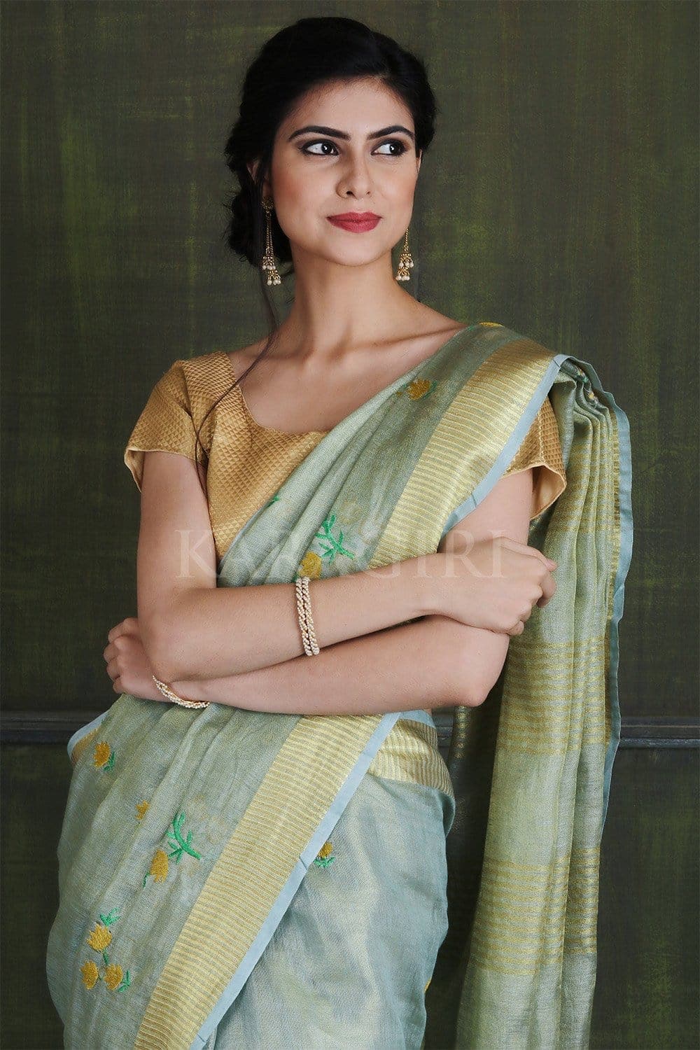 Buy Mitera Beige & Gold-Toned Woven Design Zari Silk Blend Banarasi Saree  Online at Best Price | Distacart