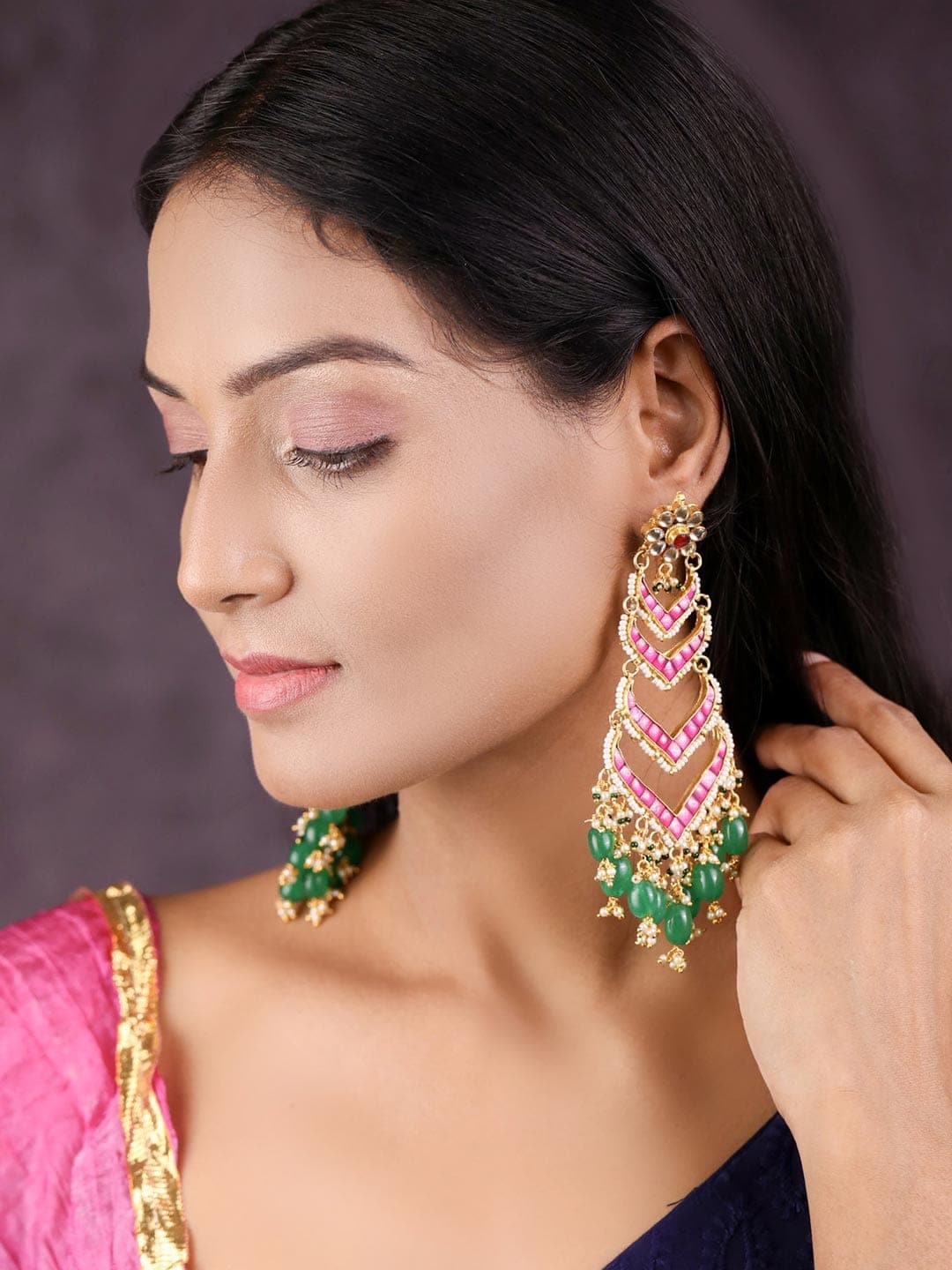 Style Chandelier Earrings : शैंडेलियर इयररिंग्स को ऐसे करे स्टाइल,दिखेंगी  बेहद कमाल