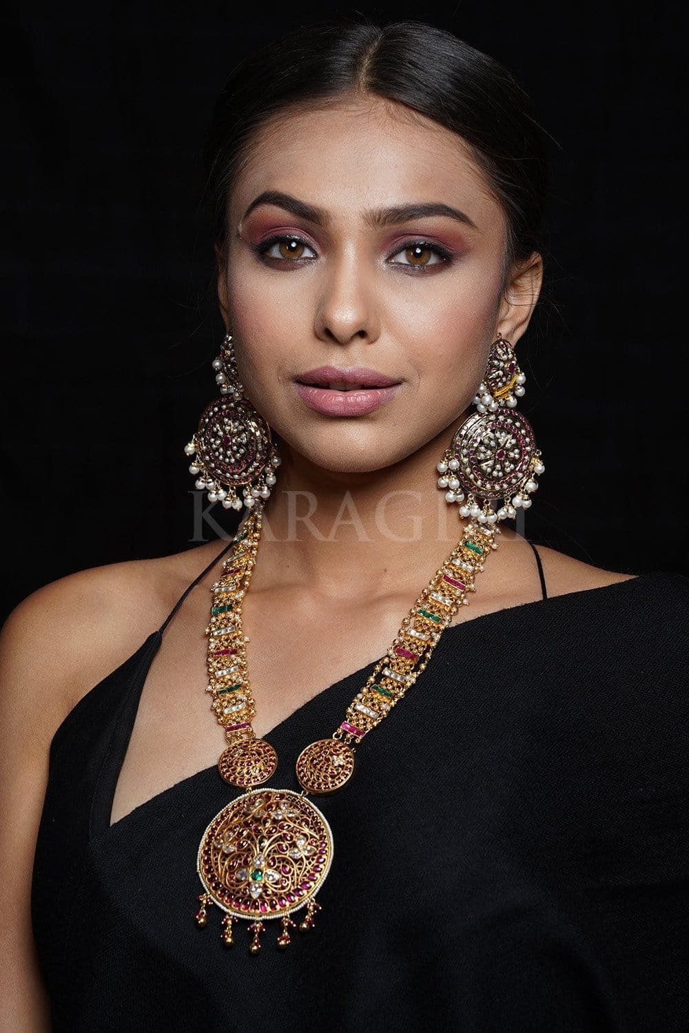 A Guide To Choosing The Best Earrings For Saree – Blingvine