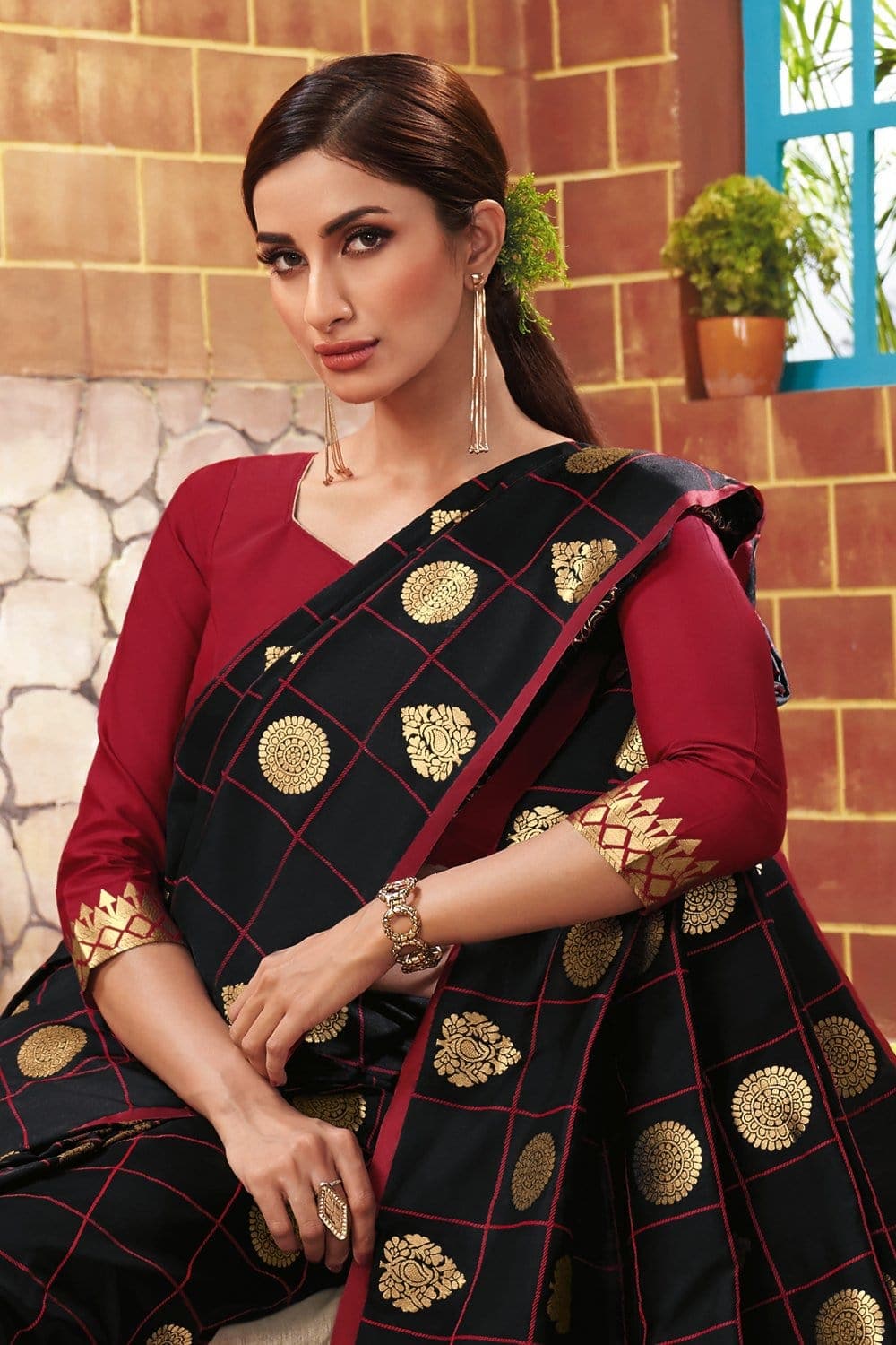 A regal combination and red and black silk saree suits for any occasion –  Meshira